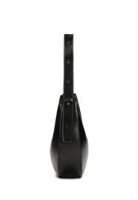 Sac fourre-tout en cuir noir avec une forme structurée, un fond plat et une longue bandoulière réglable. Texture lisse avec des détails de couture élégants.