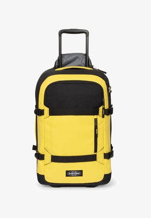 Maleta trolley amarilla y negra con asa extensible, bolsillo frontal con cremallera, correas de compresión y logo de Eastpak en el panel inferior frontal.