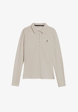 Polo beige de manga larga con cuello, cinco botones y pequeño logo bordado de una persona haciendo un swing con un palo de golf en el pecho izquierdo.