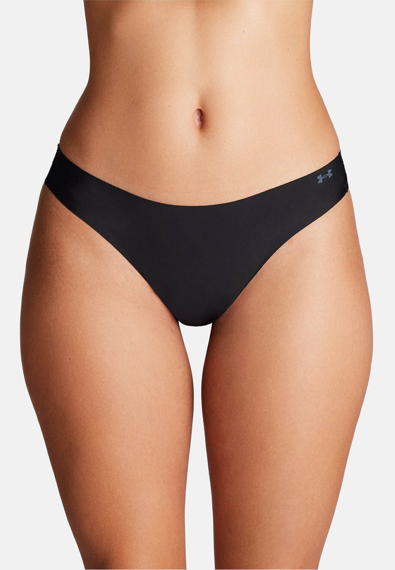 Perizoma nero con una texture liscia e copertura minima, caratterizzato da un logo discreto sulla vita.
