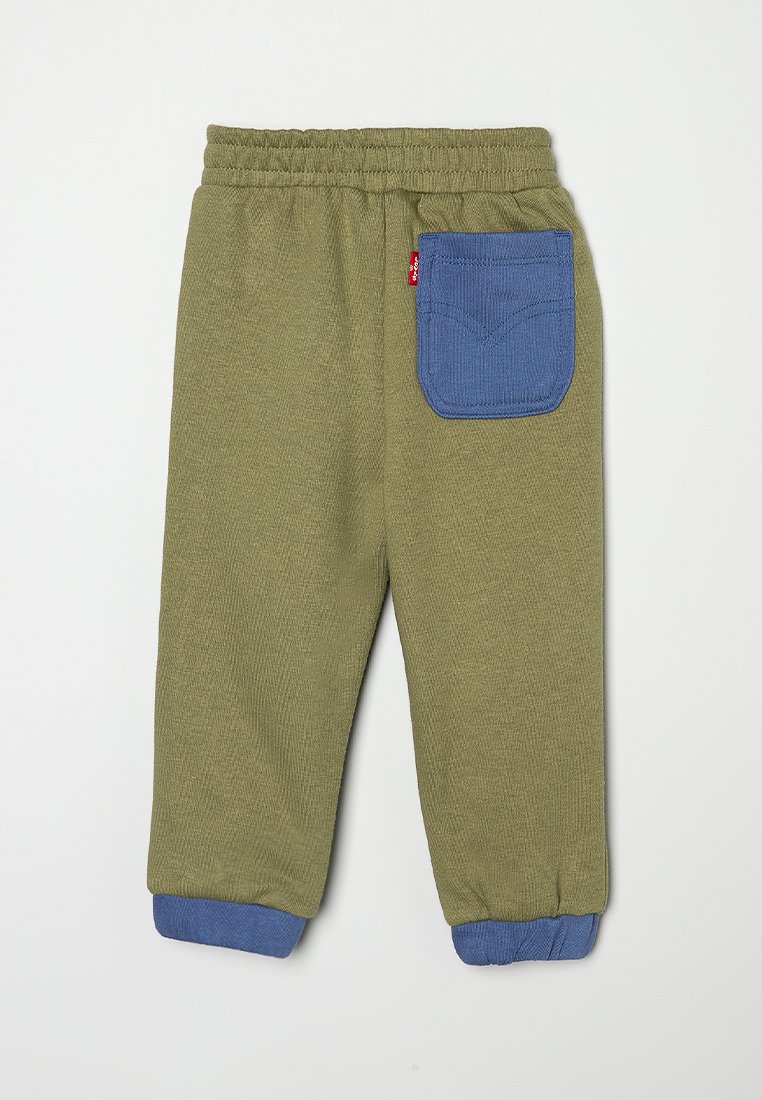 Pantaloni per bambino in verde oliva con vita elasticizzata, caviglie blu con risvolto e una tasca posteriore blu con un piccolo etichetta rossa.