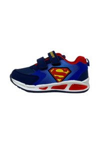 Sneaker blu e rossi con tomaia in rete e sintetico, caratterizzata da un logo di Superman, fasce in Velcro e una suola bianca ammortizzata con accenti rossi.
