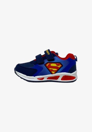 Sneaker blu e rossi con tomaia in rete e sintetico, caratterizzata da un logo di Superman, fasce in Velcro e una suola bianca ammortizzata con accenti rossi.