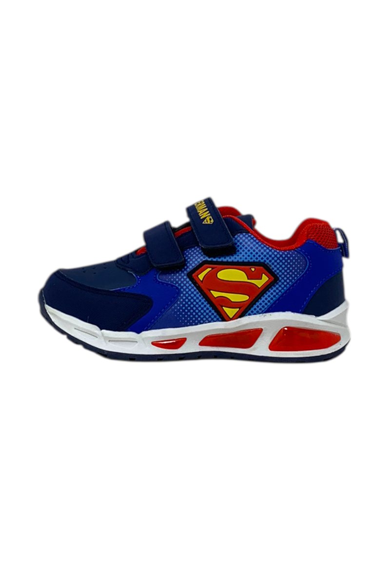 Sneaker blu e rossi con tomaia in rete e sintetico, caratterizzata da un logo di Superman, fasce in Velcro e una suola bianca ammortizzata con accenti rossi.