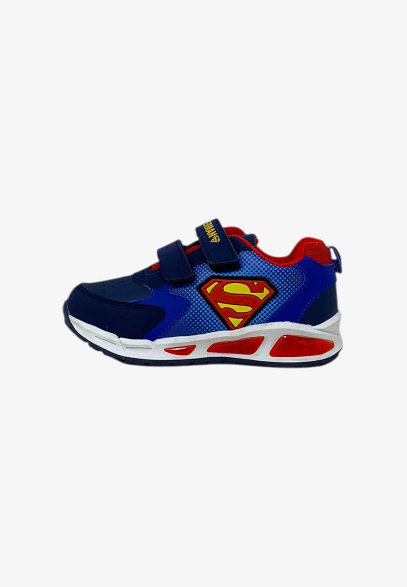 Sneaker blu e rossi con tomaia in rete e sintetico, caratterizzata da un logo di Superman, fasce in Velcro e una suola bianca ammortizzata con accenti rossi.