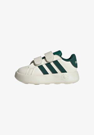 Białe sneakersy z zielonymi akcentami i trzema paskami, wykonane z gładkiego materiału syntetycznego i z rzepami. Okrągła gumowa podeszwa.