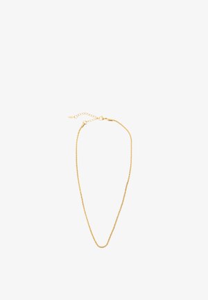 Fijne gouden ketting met kreeftenhaaksluiting en verstelbare verlengkettinkje op een witte achtergrond.