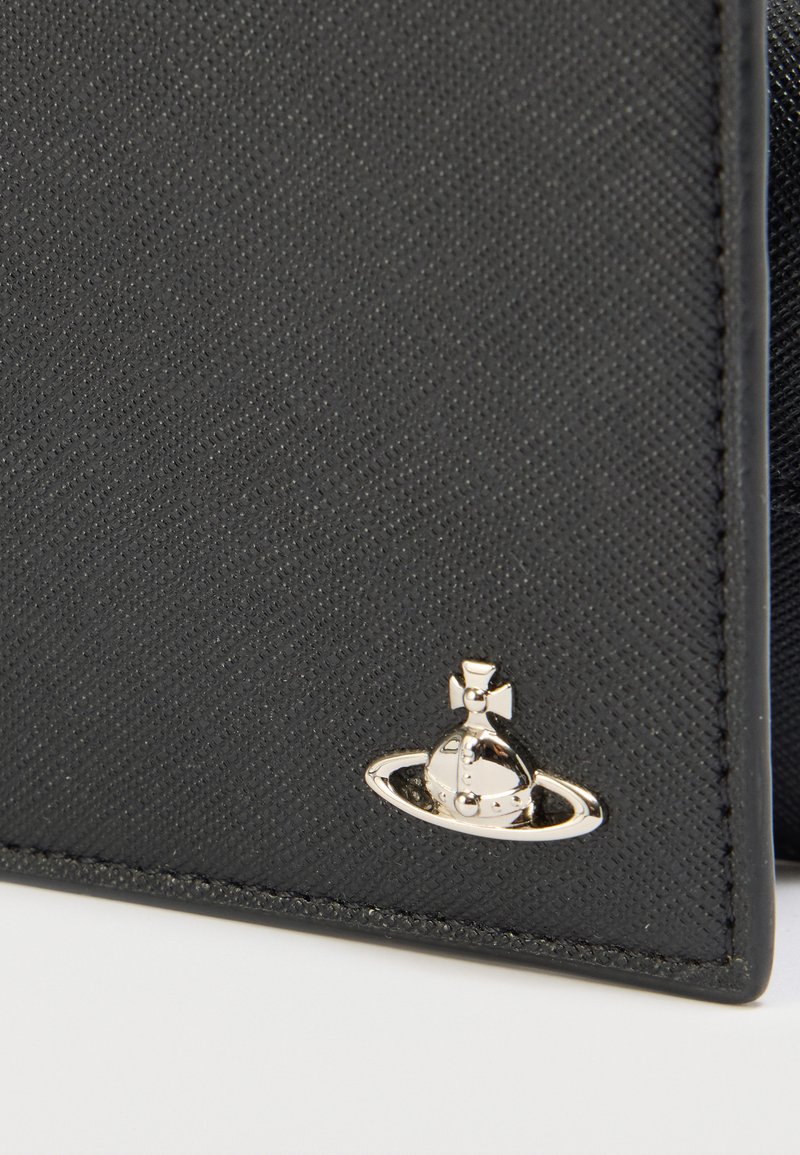 Sort tekstureret pung med et sølvfarvet emblem af en raket og planeten Saturn. Designet fremhæver strømlinede linjer og minimalistiske hardware-accenter.