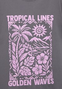 Grå stof med pink tropisk tema grafik, inklusive palmer, sol, bjerge og blomster med teksten "TROPISKE LINIER GULDEN BØLGES".