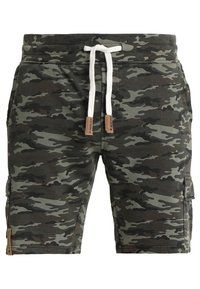 Camo cargoshorts in donkergroene en grijze tinten, gemaakt van zacht materiaal. Voorzien van zijzakken en een tailleband met trekkoord in bruine accenten.
