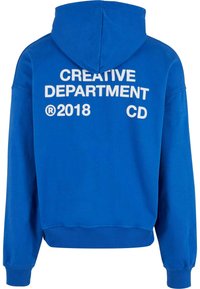 Blauer Hoodie aus weichem Material, mit fettgedrucktem weißen Text: "CREATIVE DEPARTMENT" und "2018 CD" auf dem Rücken. Enthält eine Kapuze und gerippte Bündchen.