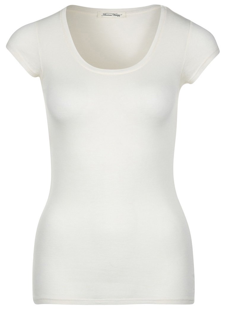 Camiseta blanca de manga corta con escote en forma de barco, hecha de una suave y ligera tela, con un diseño ajustado y una textura suave.