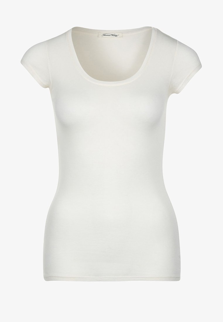 Camiseta blanca de manga corta con escote en forma de barco, hecha de una suave y ligera tela, con un diseño ajustado y una textura suave.