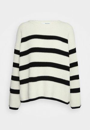 Biały sweter w prążki z czarnymi poziomymi paskami, z szerokim, okrągłym dekoltem i opuszczonymi ramionami. Miękka tekstura z luźnym krojem.