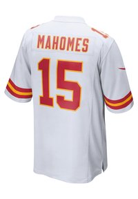 Fehér futballmez piros és sárga díszítéssel, hátoldalán "MAHOMES" névvel és "15"-ös számmal, rövid ujjú és hálós textúrájú.