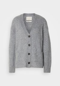 Cardigan en laine gris avec col en V, quatre boutons noirs, manches longues, deux poches devant et poignets et ourlet côtelés.
