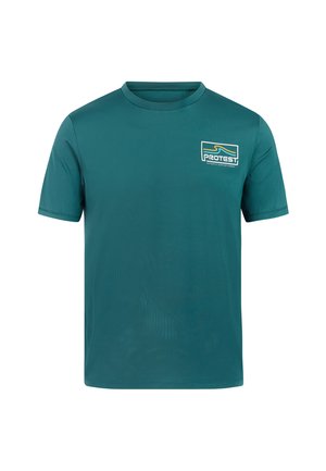 Modrozelené tričko s krátkym rukávom z ľahkej tkaniny, s malým viacfarebným logom "PROTEST" na ľavej strane hrudníka. Hladká textúra, okrúhly výstrih.