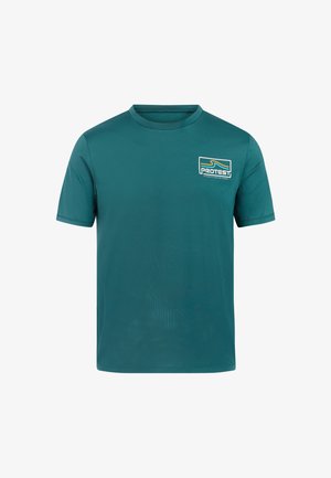 Modrozelené tričko s krátkym rukávom z ľahkej tkaniny, s malým viacfarebným logom "PROTEST" na ľavej strane hrudníka. Hladká textúra, okrúhly výstrih.