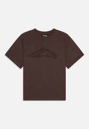 T-shirt marron à manches courtes avec col rond, présentant un logo "ICON" subtilement embossé sur la poitrine.