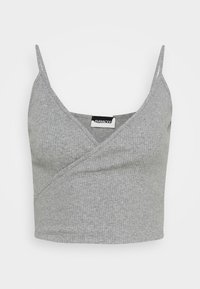 Crop top court gris côtelé avec un décolleté en V et des bretelles fines. Présente un design croisé et une texture douce, offrant un ajustement près du corps. Étiquette visible à l'intérieur.
