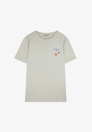 Jasnoszara bawełniana koszulka z krótkim rękawem, okrągłym dekoltem oraz haftowanym wzorem wisienki z niebieskim napisem na klatce piersiowej.