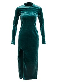 Vestido verde terciopelo con mangas largas, cuello alto y una abertura hasta el muslo en el lado izquierdo. Textura suave con un acabado liso.