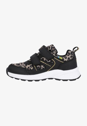 Zwarte sportieve schoenen met accenten in luipaardprint, klittenbandsluitingen, stevige rubberen zool en waterbestendige eigenschappen. Gedetailleerde stiksels zichtbaar.