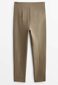 Pantalon sur mesure en tissu beige à texture lisse, présentant deux plis avant et une coupe droite. Pas de poches visibles.