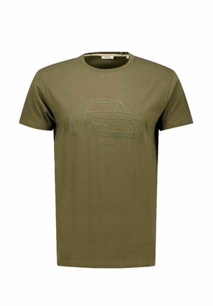 T-shirt manches courtes vert olive avec un dessin linéaire minimaliste d'une voiture de sport vintage sur le devant et un petit texte "Deluxe" en dessous.