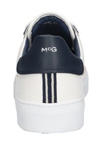 Witte sneaker met een marineblauwe hiel en blauwe strepen. Gemaakt van glad leer met een textuur op de hielkap en een witte rubberen zool. Merklogo op de hiel.