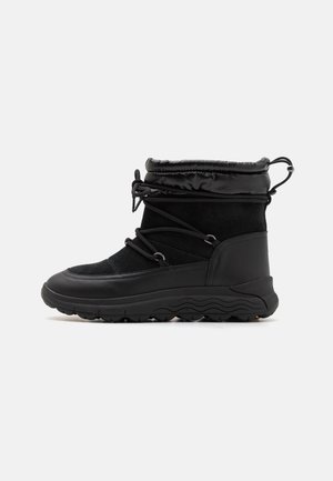 Černé voděodolné kotníkové boty s svrškem z lícové a syntetické kůže, límcem na šňůrku a texturovanou gumovou podrážkou se vlnitým vzorem.