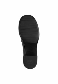Semelle de chaussure en caoutchouc noir avec un motif de grip texturé. Bords légèrement incurvés et détails de logo en relief dans la zone du talon.