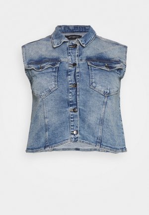 Veste en jean bleu sans manches avec fermeture à boutons sur le devant et deux poches poitrine boutonnées sur fond blanc.