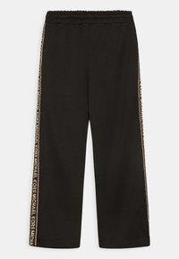 Černé tepláky s elastickým pasem, se zlatými bočními pruhy a potištěným názvem značky. Vyrobeno z měkké, prodyšné tkaniny.