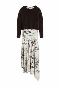 Maglione corto e peloso marrone indossato su un vestito asimmetrico bianco e beige a fantasia, caratterizzato da stampe animalier e drappeggio fluido.
