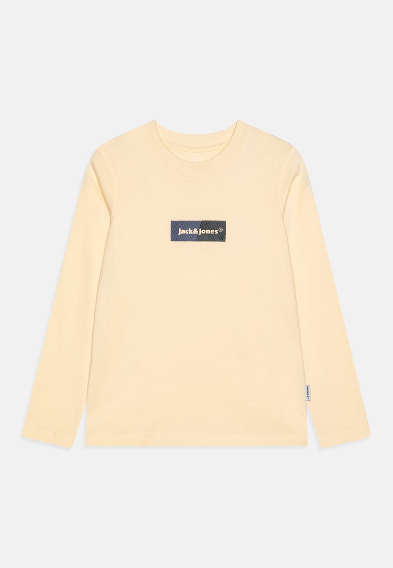 Langermet t-skjorte i lys gul, laget av mykt stoff, med et rektangulært etikett i marineblått med "Jack & Jones" tekst på brystet.
