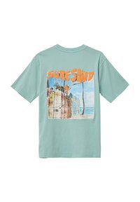 Lichtgroen T-shirt met korte mouwen met de tekst "SURF SQUAD" in oranje en een grafische print van surfplanken en palmbomen op de achterkant.