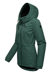 Veste verte à capuche en matériau résistant à l'eau. Elle possède une capuche avec cordon, des poignets élastiques et une taille cintrée avec un ourlet arrière plus long.