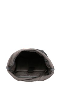 Sivý nepremokavý vak s rolovaným vrchom, s hladkou vnútornou výstelkou, svetlosivou farbou a potlačenými značkovými detailmi.