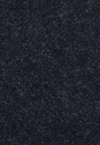 Dunkelblauer Filzstoff mit einer strukturierten Oberfläche, der eine Mischung aus dicht gewebten Fasern und einem leicht flauschigen Erscheinungsbild aufweist.