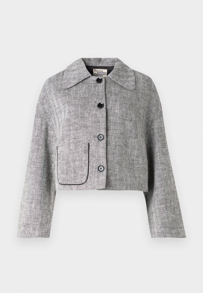 Avskuren grå herringbone-jacka gjord av texturerat tyg, med en stor krage, svarta knappar och en böjd ficka med kontrasterande kant.