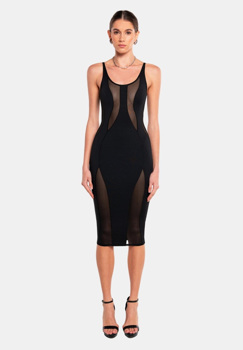 Schwarzes, tailliertes Midi-Kleid mit transparenten Einsätzen, geschwungenen Ausschnitten und dünnen Trägern. Glatte Textur mit körperbetontem Design, ergänzt durch Riemchenheels.