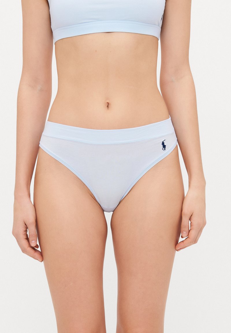 Boxer din bumbac de culoare albastru deschis, cu un elastic moale la talie, având un mic logo închis la culoare pe lateral. Textură netedă și design aerodinamic.