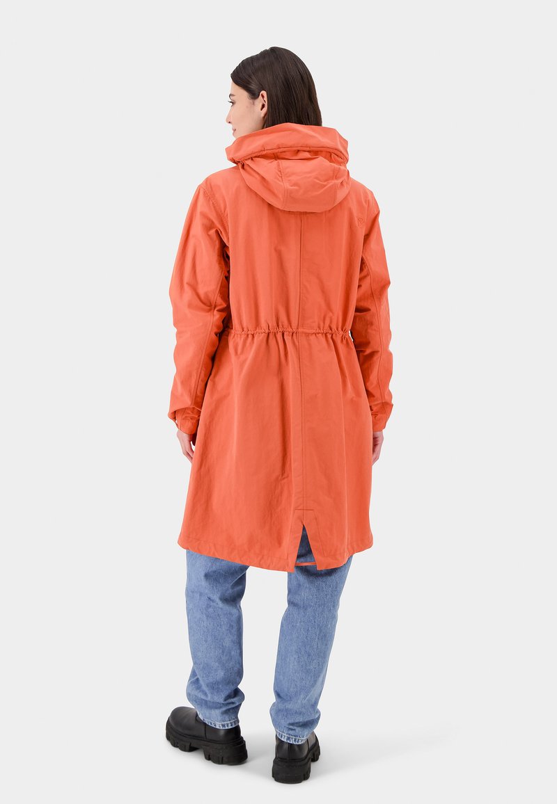 Oranje hoodiejack gemaakt van lichtgewicht materiaal, getailleerd met een trekkoord in de taille, met een split aan de achterkant en lange mouwen.