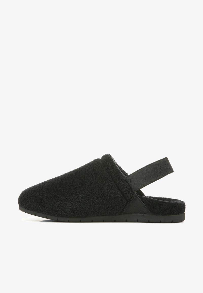 Zwarte instap binnenslippers met een textiele bovenkant, open achterkant voor gemakkelijke aan- en uittrekking, en een flexibele rubberen zool voor comfort.