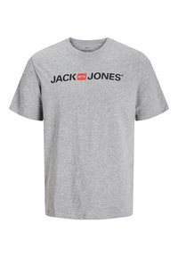 Camiseta de algodón gris con mangas cortas y cuello redondo. En la parte frontal se muestra "JACK & JONES" en letras negras en negrita con un acento de caja roja.
