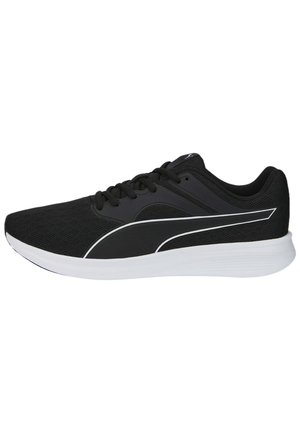 Černá atletická teniska s bílou podrážkou, síťovinovou svrchní částí, zavazováním na tkaničky a výrazným bílým logem Puma na straně.