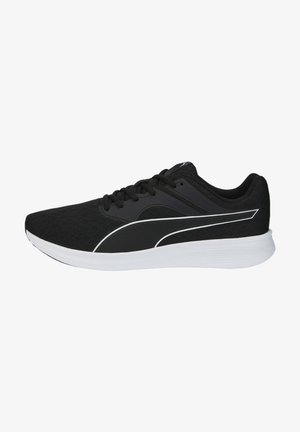 Zapatilla deportiva negra con suela blanca, parte superior de malla, diseño con cordones y un atrevido logo blanco de Puma en el lateral.
