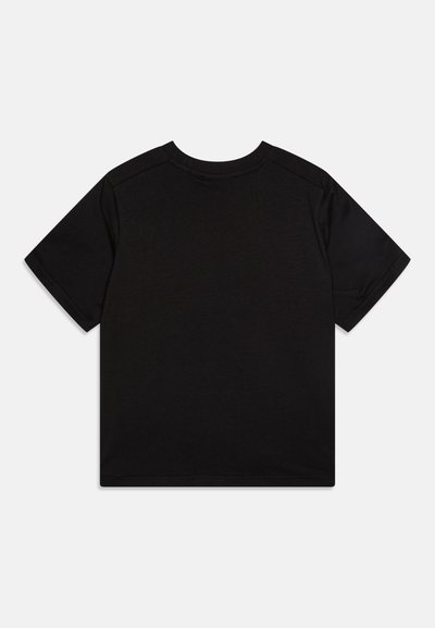 Camiseta negra de manga corta hecha de mezcla de algodón. Diseño de cuello redondo con una textura suave. Estilo limpio y minimalista sin patrones ni gráficos.