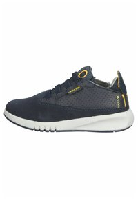 Zapatillas de ante azul marino con paneles de malla, cordones planos y suela de goma. Cuenta con detalles amarillos y un talón trasero texturizado para mayor agarre.